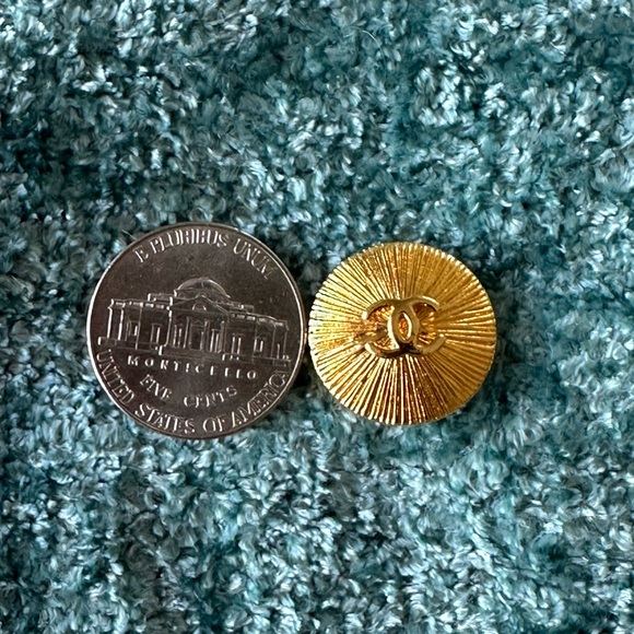 AUTHENTIC CHANEL GOLD TONE BUTTONS UNISEX - Picture 4 of 5